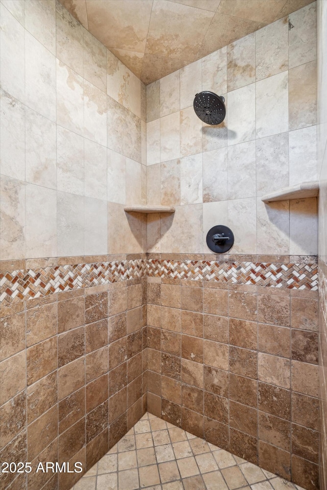 bathroom featuring a tile shower