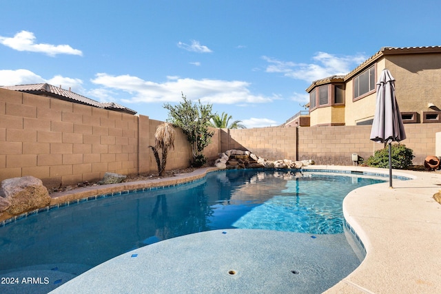 view of swimming pool