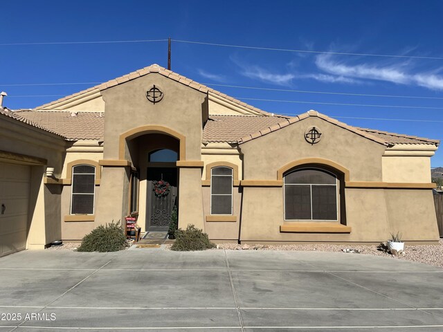 view of front facade featuring a garage