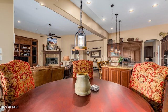 dining area featuring sink and ceiling fan