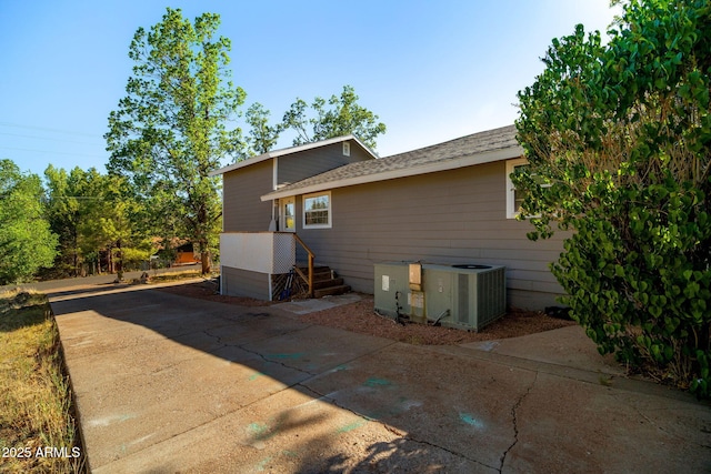 1326 W Apache Ln, Pinetop-Lakeside, AZ 85929 - view of home's exterior featuring a cooling unit and a shingled roof