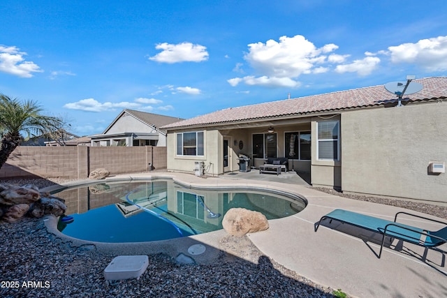 view of swimming pool featuring ceiling fan, a patio area, and an outdoor hangout area