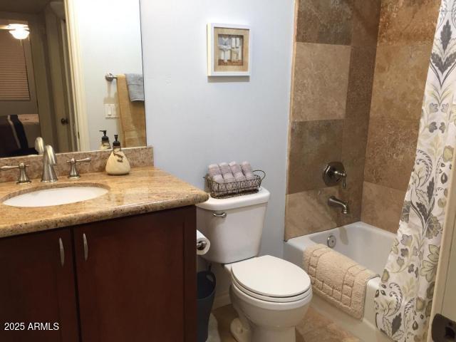 4120 N 78th St Unit 116, Scottsdale, AZ 85251 - full bathroom featuring shower / tub combo with curtain, vanity, and toilet