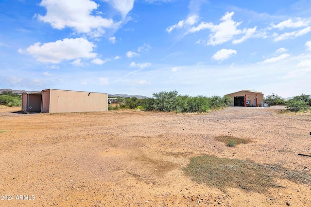 view of yard with an outdoor structure