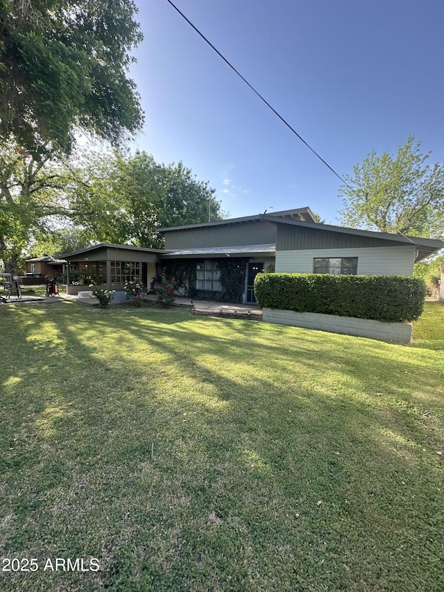 view of front of home featuring a front yard