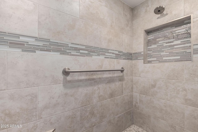 room details featuring a tile shower