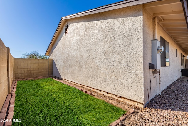 view of side of property featuring a yard