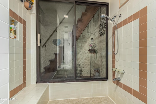 bathroom featuring tiled shower