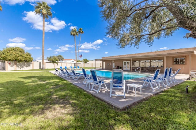 view of swimming pool featuring a yard