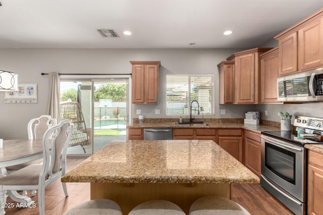 1429 E Lowell Ave, Gilbert, AZ 85295 - kitchen featuring appliances with stainless steel finishes, a sink, plenty of natural light, a kitchen breakfast bar, and recessed lighting