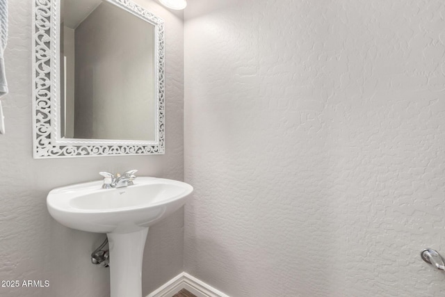 1429 E Lowell Ave, Gilbert, AZ 85295 - bathroom featuring a textured wall