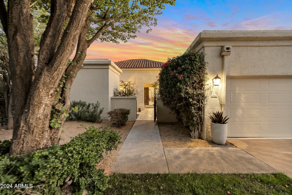 view of front of property featuring a garage