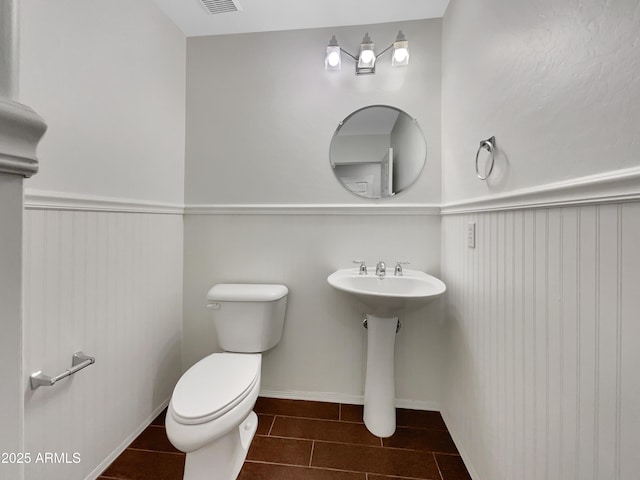 bathroom featuring toilet