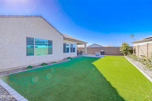 view of yard featuring a patio area