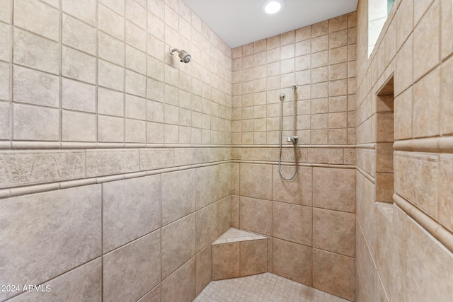 bathroom featuring a tile shower