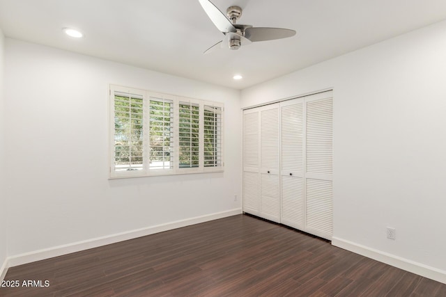 unfurnished bedroom featuring dark wood-style floors, recessed lighting, a closet, a ceiling fan, and baseboards