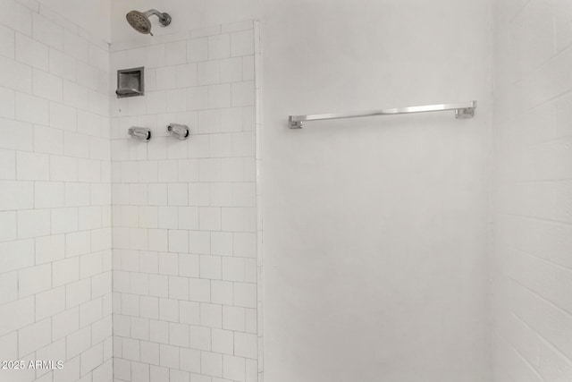 bathroom featuring a tile shower