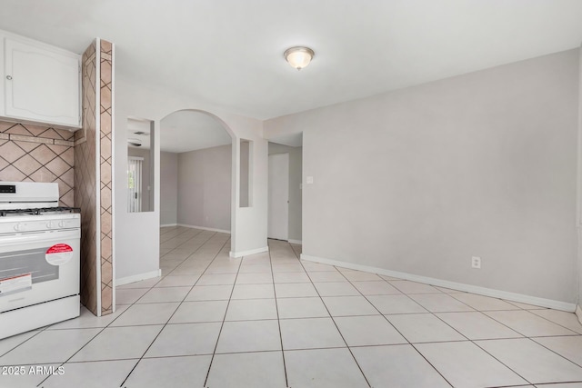 empty room featuring light tile patterned flooring