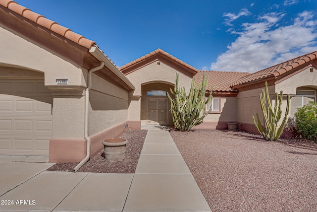 view of front of house featuring a garage