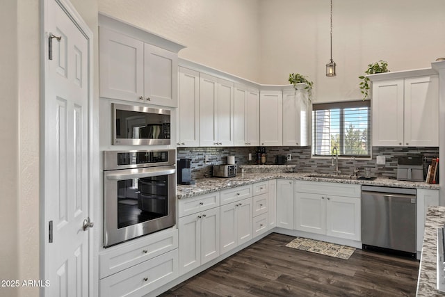 460 S Mountaine Pines Ave, Show Low, AZ 85901 - kitchen featuring appliances with stainless steel finishes, tasteful backsplash, a towering ceiling, white cabinets, and dark wood finished floors