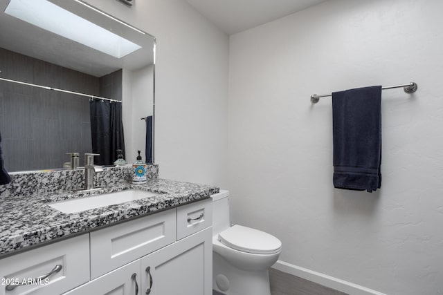 8425 E Hawthorne St, Tucson, AZ 85710 - full bath with baseboards, toilet, vanity, wood finished floors, and a shower with curtain