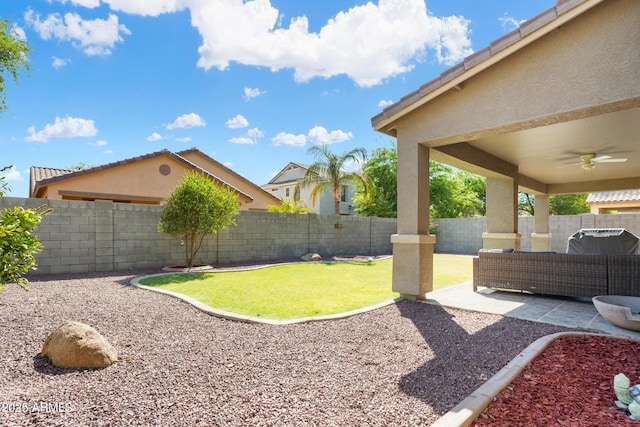 view of yard with outdoor lounge area, a patio area, ceiling fan, and a fenced backyard