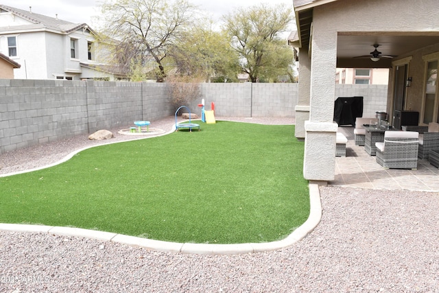 view of yard featuring outdoor lounge area, a patio area, ceiling fan, and a fenced backyard