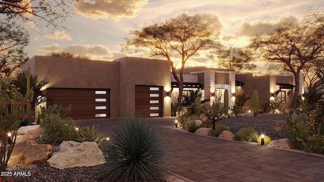 14520 E Waxwing Ct, Fountain Hills, AZ 85268 - pueblo-style home featuring a garage, stucco siding, and driveway