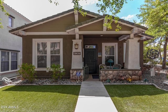 craftsman inspired home featuring a front yard