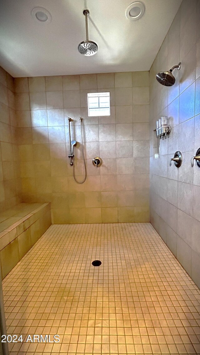 bathroom featuring a tile shower