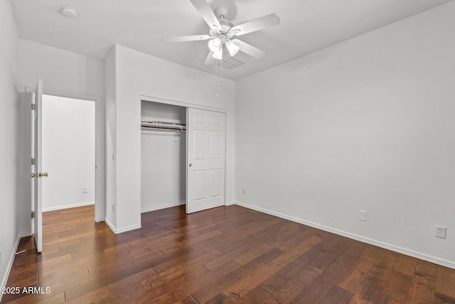 unfurnished bedroom featuring a ceiling fan, baseboards, dark wood-style flooring, and a closet