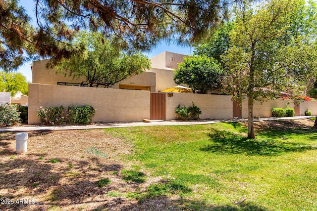 8818 N 47th Ln, Glendale, AZ 85302 - view of yard featuring fence and a gate