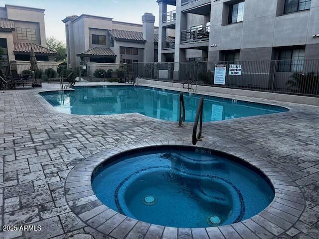7609 E Indian Bend Rd Unit 1012, Scottsdale, AZ 85250 - community pool with a community hot tub and a patio area