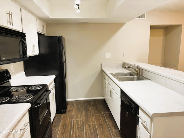 1920 W Lindner Ave Unit 137, Mesa, AZ 85202 - kitchen with black appliances, dark wood-style flooring, a sink, a peninsula, and baseboards
