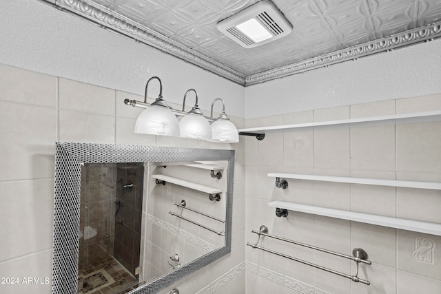 bathroom featuring a tile shower