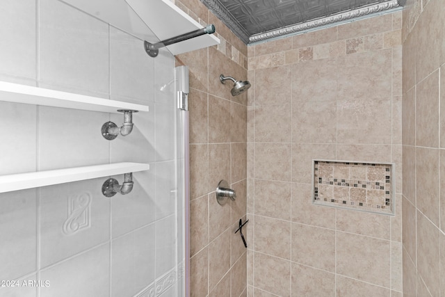 bathroom featuring tiled shower