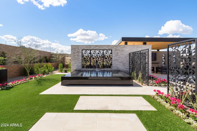 view of yard featuring a patio