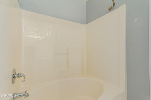 bathroom with tub / shower combination