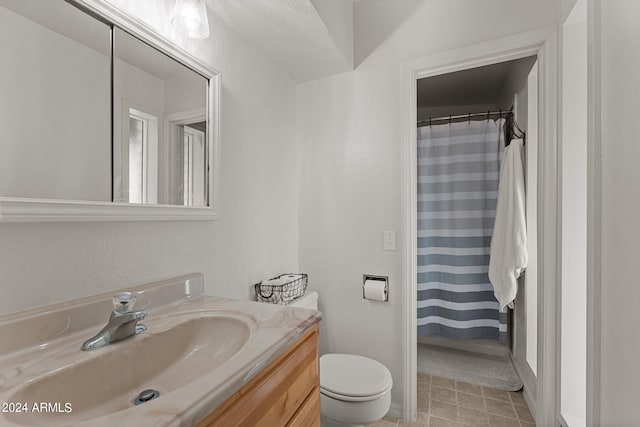 bathroom with curtained shower, vanity, and toilet