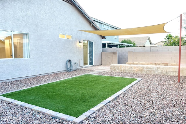 view of yard featuring a patio area