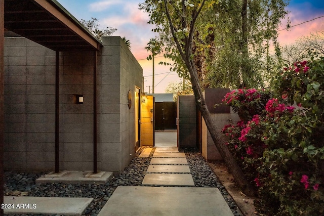 view of yard at dusk