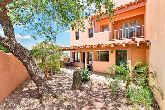 13227 N Mimosa Dr Unit 101, Fountain Hills, AZ 85268 - rear view of house featuring stucco siding, a patio area, a tile roof, and a balcony