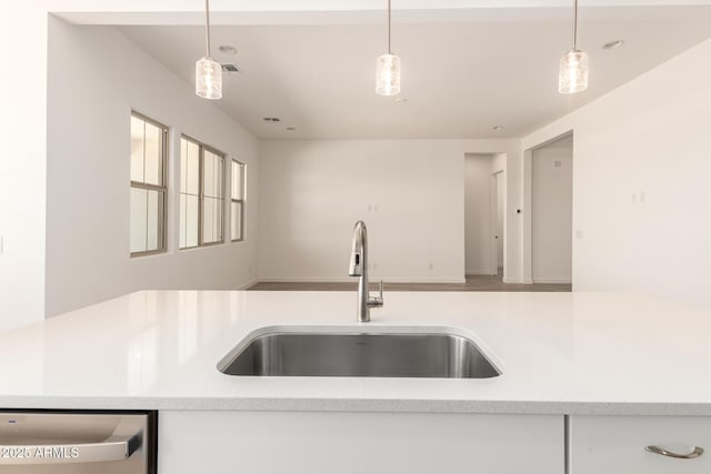 kitchen with a sink, visible vents, open floor plan, dishwasher, and decorative light fixtures
