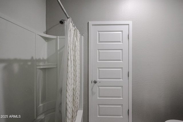 bathroom featuring shower / bath combo with shower curtain