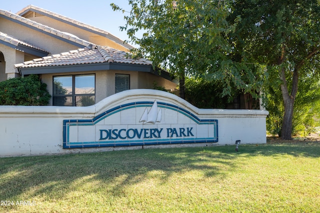 community sign with a lawn