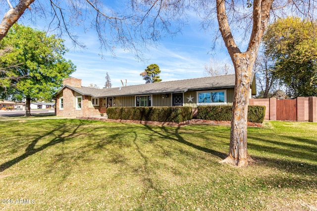 ranch-style house featuring a front yard