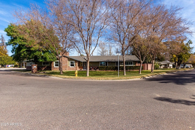 view of front of property featuring a front yard