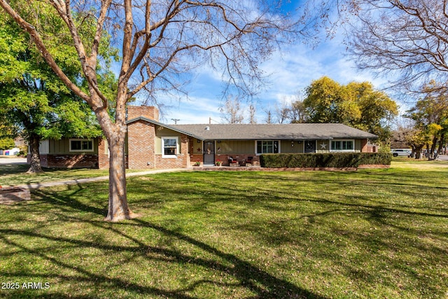 view of front of house featuring a front lawn