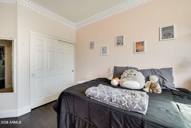 bedroom featuring wood finished floors, a closet, and baseboards