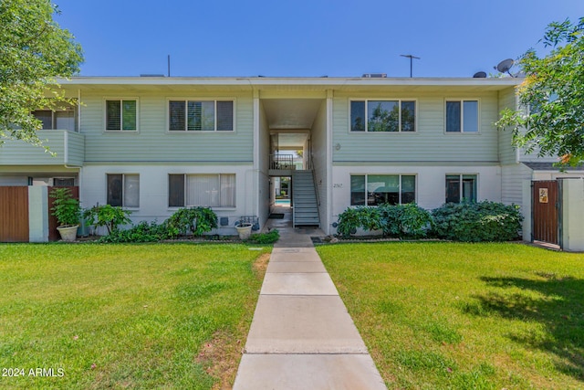 view of front of house featuring a front lawn